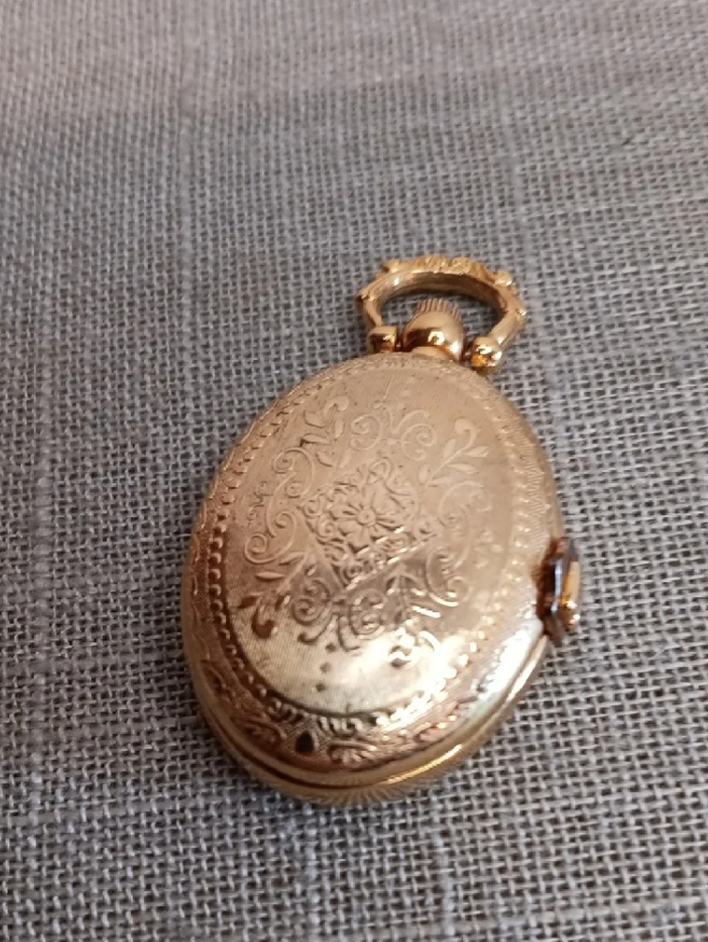 Gold Tone Pendant Watch Quartz Locket Style No Chain - Picture 3 of 7